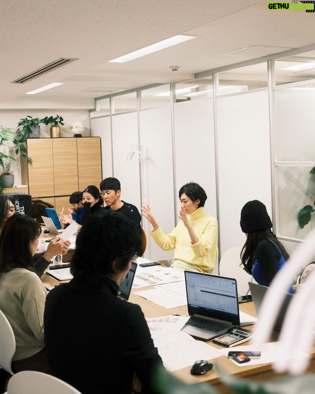 Maki Tamaru Instagram - 今日は @ade_tamarumaki 定例ミーティング ねぎさん めっちゃボールペン🖊️ まわすやん笑笑😹😂🤣 皆様に、喜んでいただける様な そんなアイテムを、作りたい。 それぞれのポジションで みんなで真剣に悩んで、もがいて、ポジティブに、苦しみ 努力を重ねながら前に進む。💪 ブランドを立ち上げてから 約8ヶ月。 いつの日か 「随分、慣れてきて 落ち着いてきました〜。 マイペースにがんばれてますー」 なんて 言える日が、来るのだろうか?😹。 今はまだ、全く想像できない😂。 ただ今は みんなで 一生懸命、がんばってるこの全ての時間があたたかく 尊い。🙏 今日は冬休みが始まっている 長男も連れてミーティングに参加。 ママがお仕事頑張ってるのを見るのも 彼にとって良い機会かな〜?、、、 社会見学になればいいなー。 なんて思い (私の勝手な願いも込めてながら)連れてきても 彼には ミーティングの最初から、最後まで iPadの画面しか目に入っていない( ゚д゚)。 無念