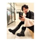 Maki Tamaru Instagram - 今日は出せるエネルギーを全て使い切った。 19時前後には、電池が切れた🤣 スーパーに行かねば💦と、ジャケットを羽織ったが なんとも動けない。（ある意味動かないと決めた　笑笑） 今夜は、デリバリーの中華で晩御飯。 そして、就寝は私にとってはかなり 遅めの12時前。 なんで年末ってこんなにドタバタしてるんだろうか？ そして、毎年年末ドタバタすると言う事は 事前準備があれば良いのだろうか？ ということは、毎年、私が学習していないということだろうか？？？ そんなことを、ぐるぐると、🌀頭の中に巡らせながら とりあえず、明日に向けて 全力爆睡します笑笑 おやすみなさい。💤