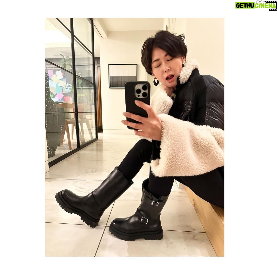 Maki Tamaru Instagram - 今日は出せるエネルギーを全て使い切った。 19時前後には、電池が切れた🤣 スーパーに行かねば💦と、ジャケットを羽織ったが なんとも動けない。(ある意味動かないと決めた 笑笑) 今夜は、デリバリーの中華で晩御飯。 そして、就寝は私にとってはかなり 遅めの12時前。 なんで年末ってこんなにドタバタしてるんだろうか? そして、毎年年末ドタバタすると言う事は 事前準備があれば良いのだろうか? ということは、毎年、私が学習していないということだろうか??? そんなことを、ぐるぐると、🌀頭の中に巡らせながら とりあえず、明日に向けて 全力爆睡します笑笑 おやすみなさい。💤