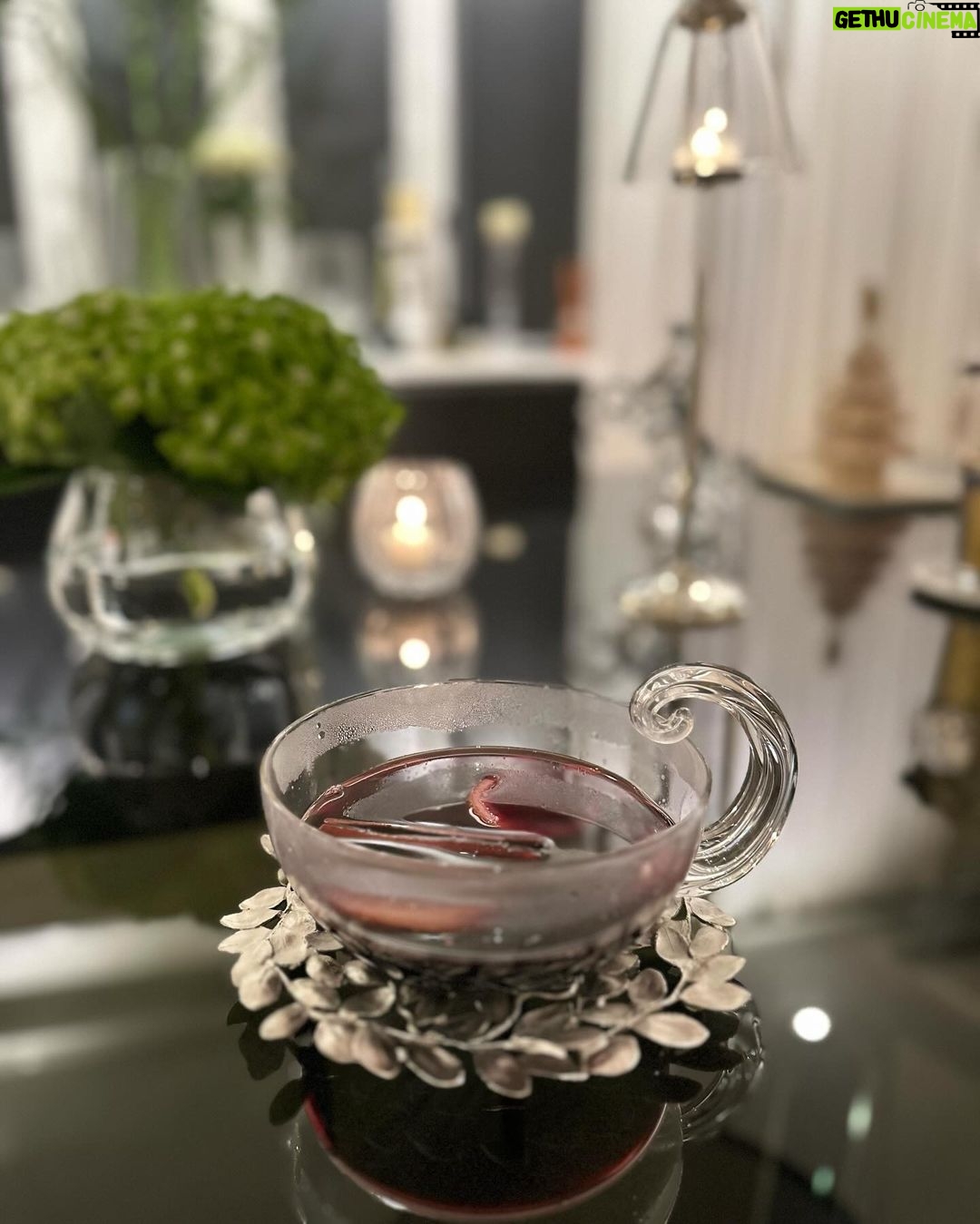 Maki Tamaru Instagram - 私は自分用の お気に入りのマグカップやグラスを 準備するようにしている。 1日のスタートに気合い注入 コーヒーTimeや☕️ 1日のラストにほっと一杯🍷 (今夜は、ホットワインで) 束の間であろうとも、そんな貴重な自分時間を 楽しみたいので そこには全力を尽くす笑💪 自分なりのスペシャルな演出を楽しむ。 その日の気分の香りと、その日のテンションの音楽を。 10分でもいい、5分でもいい 気持ちよく、深い呼吸を味わう時間を作らなければ。 そして、1日のメリハリある時間を楽しむ。 それが 明日への活力 この数週間は、なかなか激しかった💦 ほんと改めてなかなか激しかった。 やつれている私を見て 相方さんが、今夜は晩御飯を担当してくれました ありがたや。🙏 そして、今日は 撮影の下準備に いつもお世話になっている @penelopetokyo へ。 マグネットネイルに初挑戦 このプルンとちゅるんと感がたまらない♡ シンプルな地味めカラーでも 華やかに、きらびやかに仕上がる この感じ、すごっ。 へぇ〜🤩ネイルの世界も 激しく進歩してるんだなぁ〜。すごい🥺 今夜は、ピップエレキバンに癒され 水素を吸いながら爆睡します💤 おやすみなさい。また明日。
