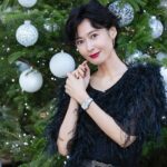 Maki Tamaru Instagram - HUBLOT表参道ブティック にお邪魔させていただきました。 ホリデーシーズンに 飾られたクリスマスツリーや 高級感のある店内 上品な和の気配に モダンなアートが合わせられていて 一歩足をを踏み入れた瞬間 わぁ〜♡と　トキメキの吐息がでる 夢空間。 そして、こちらでは ショーケース越しにではなく、ダイレクトに 時計を見ることができるのが魅力的でした！ 今回、新作や日本限定モデルを着用して撮影を させて頂き 丁寧な説明もいただけ HUBLOTの魅力を沢山知れ 益々　HUBLOTファンになりました。 #pr #Hublot #ウブロ