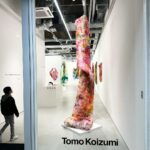 Maki Tamaru Instagram – @tomo_koizumi  さんの作品に会いに♡
YUKIKOMIZUTANI　ギャラリーへ。

とても美しくて、迫力のある
素晴らしい作品に囲まれて
恐竜兄弟も、大興奮！
目をキラキラさせて、指を差しながら一生懸命
おのおの感想を話す恐竜たち🦕🦖。

家族で貴重な時間を過ごさせていただきました。🙏

YUKIKOMIZUTANIで2023年12月9日(土)から2024年2月10日(土)まで、TOMO KOIZUMI自身初となるアート作品による個展、「Tomo Koizumi」を開催されています。

今回のお花選びは、相方さん担当

お花を活けながら
ゆっくりと
季節の変化を感じる

日曜日の朝、朝食の片付けをおえて
☕️とラジオをお供に
夕食の準備
ラタトゥイユをぐつぐつ。

今日は、兄🦕は🤺
私は次男🦖と電車🚃で新宿までお出かけ^ – ^

大好きな週末は
いつもより時間が経つのが早い。

特に朝ご飯とお昼ご飯の隙間が
めちゃくちゃ短く感じます💦
（朝ご飯が終わって、朝ご飯の片付けが終わったと思ったら、お昼ご飯がやってくる的な(　ﾟдﾟ)）