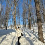 Maki Tamaru Instagram - 私が恋をした、北海道旭川 ご質問をいただいていたので 写真とともに、お返事していきたいと思います 相方さんが、どうしても行きたいと楽しみにしていた 回転寿司屋さん トリトン　行列ができていて 雪降る中並び、行ってみて大正解✨ お店の中は、とても活気があって、種類もメニューも豊富で、1品1品とてもおいしかったです♪ 今回、私たちが1週間ほどお邪魔したのは 旭川の東桜岡と言うエリアから美瑛のエリアでした。 景色が美しくて、その景色を見るのが毎朝、毎晩楽しみで 早起きするぐらい！ そして 毎朝窓際に遊びに来てくれるリス🐿️さんに目がハート♡。 北海道ではマイナス10度を超える日もあったりしたので ムーレ　@moorer_official のダウンの凄さをかなり体感。 内側にファスナーがあり ダブルで防寒できるような作りになっていて🥺 ほんとに助けられました🙏 今回、お邪魔したスキー場は カムイスキーリンクススキー場です！ 写真を探したのですが、見つからなくて😭めちゃくちゃ残念でしたが、こちらのスキー場の NOBu といったかな？ラーメンが美味しかったです。 カムイスキー場には カムイスキースクール⛷️という スキースクールもあって皆さん優しくて アットホームなスクールです✨。 子供たちは、それぞれのレベルの場所をそれぞれに滑るので 基本的には私は1人のぼっちスキー（ーー；）⛷️。 そして、長男が帰ってくるのを 下で待つといった流れです （待つのが退屈になったときには、汗を流す勢いで必死に雪だるまを作ったりして　⛄️ 時間をつぶしておりました。笑） 旭川時間では 旭川駅前にあるイオンモールにも 大変お世話になりました✨ イオン内にある五穀と言う 釜でご飯を作ってくれる、定食スタイルの和食屋さんは 気に入って2連ちゃんしました⭐️⭐️⭐️ 以前のインスタライブでもふわりと 旭川について触れましたが 写真とともに　旭川時間をアップしてみました。^_^ また、雪景色の雰囲気はがらりと変わりますが 蔵王の樹氷景色も、まるで映画の世界✨ 今世見たい景色リストの中の１つでもあった 山形の蔵王の樹氷！ 子供たちと感動を共有できて、貴重な体験となりました。 近くに温泉街もあったりと とても👌♡ 日本には素晴らしい感動を与えてくれる場所や、事や景色、 文化、食、おもてなし、人、学びなどなどなど　 たくさんのスペシャルが存在するんだな〜と しみじみと思う。🙏 私の友達たちがみんな面白かったと言う IWANAI RESORT にも行ってみたい^ ^が 私の⛷️レベルだとまだまだ先だろう。。。