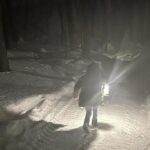 Maki Tamaru Instagram - 私が恋をした、北海道旭川 ご質問をいただいていたので 写真とともに、お返事していきたいと思います 相方さんが、どうしても行きたいと楽しみにしていた 回転寿司屋さん トリトン　行列ができていて 雪降る中並び、行ってみて大正解✨ お店の中は、とても活気があって、種類もメニューも豊富で、1品1品とてもおいしかったです♪ 今回、私たちが1週間ほどお邪魔したのは 旭川の東桜岡と言うエリアから美瑛のエリアでした。 景色が美しくて、その景色を見るのが毎朝、毎晩楽しみで 早起きするぐらい！ そして 毎朝窓際に遊びに来てくれるリス🐿️さんに目がハート♡。 北海道ではマイナス10度を超える日もあったりしたので ムーレ　@moorer_official のダウンの凄さをかなり体感。 内側にファスナーがあり ダブルで防寒できるような作りになっていて🥺 ほんとに助けられました🙏 今回、お邪魔したスキー場は カムイスキーリンクススキー場です！ 写真を探したのですが、見つからなくて😭めちゃくちゃ残念でしたが、こちらのスキー場の NOBu といったかな？ラーメンが美味しかったです。 カムイスキー場には カムイスキースクール⛷️という スキースクールもあって皆さん優しくて アットホームなスクールです✨。 子供たちは、それぞれのレベルの場所をそれぞれに滑るので 基本的には私は1人のぼっちスキー（ーー；）⛷️。 そして、長男が帰ってくるのを 下で待つといった流れです （待つのが退屈になったときには、汗を流す勢いで必死に雪だるまを作ったりして　⛄️ 時間をつぶしておりました。笑） 旭川時間では 旭川駅前にあるイオンモールにも 大変お世話になりました✨ イオン内にある五穀と言う 釜でご飯を作ってくれる、定食スタイルの和食屋さんは 気に入って2連ちゃんしました⭐️⭐️⭐️ 以前のインスタライブでもふわりと 旭川について触れましたが 写真とともに　旭川時間をアップしてみました。^_^ また、雪景色の雰囲気はがらりと変わりますが 蔵王の樹氷景色も、まるで映画の世界✨ 今世見たい景色リストの中の１つでもあった 山形の蔵王の樹氷！ 子供たちと感動を共有できて、貴重な体験となりました。 近くに温泉街もあったりと とても👌♡ 日本には素晴らしい感動を与えてくれる場所や、事や景色、 文化、食、おもてなし、人、学びなどなどなど　 たくさんのスペシャルが存在するんだな〜と しみじみと思う。🙏 私の友達たちがみんな面白かったと言う IWANAI RESORT にも行ってみたい^ ^が 私の⛷️レベルだとまだまだ先だろう。。。