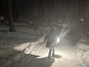 Maki Tamaru Instagram - 私が恋をした、北海道旭川 ご質問をいただいていたので 写真とともに、お返事していきたいと思います 相方さんが、どうしても行きたいと楽しみにしていた 回転寿司屋さん トリトン　行列ができていて 雪降る中並び、行ってみて大正解✨ お店の中は、とても活気があって、種類もメニューも豊富で、1品1品とてもおいしかったです♪ 今回、私たちが1週間ほどお邪魔したのは 旭川の東桜岡と言うエリアから美瑛のエリアでした。 景色が美しくて、その景色を見るのが毎朝、毎晩楽しみで 早起きするぐらい！ そして 毎朝窓際に遊びに来てくれるリス🐿️さんに目がハート♡。 北海道ではマイナス10度を超える日もあったりしたので ムーレ　@moorer_official のダウンの凄さをかなり体感。 内側にファスナーがあり ダブルで防寒できるような作りになっていて🥺 ほんとに助けられました🙏 今回、お邪魔したスキー場は カムイスキーリンクススキー場です！ 写真を探したのですが、見つからなくて😭めちゃくちゃ残念でしたが、こちらのスキー場の NOBu といったかな？ラーメンが美味しかったです。 カムイスキー場には カムイスキースクール⛷️という スキースクールもあって皆さん優しくて アットホームなスクールです✨。 子供たちは、それぞれのレベルの場所をそれぞれに滑るので 基本的には私は1人のぼっちスキー（ーー；）⛷️。 そして、長男が帰ってくるのを 下で待つといった流れです （待つのが退屈になったときには、汗を流す勢いで必死に雪だるまを作ったりして　⛄️ 時間をつぶしておりました。笑） 旭川時間では 旭川駅前にあるイオンモールにも 大変お世話になりました✨ イオン内にある五穀と言う 釜でご飯を作ってくれる、定食スタイルの和食屋さんは 気に入って2連ちゃんしました⭐️⭐️⭐️ 以前のインスタライブでもふわりと 旭川について触れましたが 写真とともに　旭川時間をアップしてみました。^_^ また、雪景色の雰囲気はがらりと変わりますが 蔵王の樹氷景色も、まるで映画の世界✨ 今世見たい景色リストの中の１つでもあった 山形の蔵王の樹氷！ 子供たちと感動を共有できて、貴重な体験となりました。 近くに温泉街もあったりと とても👌♡ 日本には素晴らしい感動を与えてくれる場所や、事や景色、 文化、食、おもてなし、人、学びなどなどなど　 たくさんのスペシャルが存在するんだな〜と しみじみと思う。🙏 私の友達たちがみんな面白かったと言う IWANAI RESORT にも行ってみたい^ ^が 私の⛷️レベルだとまだまだ先だろう。。。