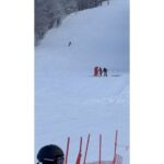 Maki Tamaru Instagram - 私が恋をした、北海道旭川 ご質問をいただいていたので 写真とともに、お返事していきたいと思います 相方さんが、どうしても行きたいと楽しみにしていた 回転寿司屋さん トリトン　行列ができていて 雪降る中並び、行ってみて大正解✨ お店の中は、とても活気があって、種類もメニューも豊富で、1品1品とてもおいしかったです♪ 今回、私たちが1週間ほどお邪魔したのは 旭川の東桜岡と言うエリアから美瑛のエリアでした。 景色が美しくて、その景色を見るのが毎朝、毎晩楽しみで 早起きするぐらい！ そして 毎朝窓際に遊びに来てくれるリス🐿️さんに目がハート♡。 北海道ではマイナス10度を超える日もあったりしたので ムーレ　@moorer_official のダウンの凄さをかなり体感。 内側にファスナーがあり ダブルで防寒できるような作りになっていて🥺 ほんとに助けられました🙏 今回、お邪魔したスキー場は カムイスキーリンクススキー場です！ 写真を探したのですが、見つからなくて😭めちゃくちゃ残念でしたが、こちらのスキー場の NOBu といったかな？ラーメンが美味しかったです。 カムイスキー場には カムイスキースクール⛷️という スキースクールもあって皆さん優しくて アットホームなスクールです✨。 子供たちは、それぞれのレベルの場所をそれぞれに滑るので 基本的には私は1人のぼっちスキー（ーー；）⛷️。 そして、長男が帰ってくるのを 下で待つといった流れです （待つのが退屈になったときには、汗を流す勢いで必死に雪だるまを作ったりして　⛄️ 時間をつぶしておりました。笑） 旭川時間では 旭川駅前にあるイオンモールにも 大変お世話になりました✨ イオン内にある五穀と言う 釜でご飯を作ってくれる、定食スタイルの和食屋さんは 気に入って2連ちゃんしました⭐️⭐️⭐️ 以前のインスタライブでもふわりと 旭川について触れましたが 写真とともに　旭川時間をアップしてみました。^_^ また、雪景色の雰囲気はがらりと変わりますが 蔵王の樹氷景色も、まるで映画の世界✨ 今世見たい景色リストの中の１つでもあった 山形の蔵王の樹氷！ 子供たちと感動を共有できて、貴重な体験となりました。 近くに温泉街もあったりと とても👌♡ 日本には素晴らしい感動を与えてくれる場所や、事や景色、 文化、食、おもてなし、人、学びなどなどなど　 たくさんのスペシャルが存在するんだな〜と しみじみと思う。🙏 私の友達たちがみんな面白かったと言う IWANAI RESORT にも行ってみたい^ ^が 私の⛷️レベルだとまだまだ先だろう。。。