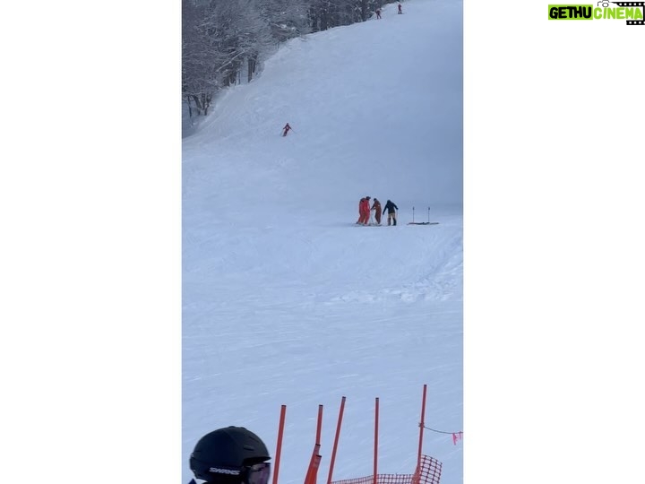 Maki Tamaru Instagram - 私が恋をした、北海道旭川 ご質問をいただいていたので 写真とともに、お返事していきたいと思います 相方さんが、どうしても行きたいと楽しみにしていた 回転寿司屋さん トリトン 行列ができていて 雪降る中並び、行ってみて大正解✨ お店の中は、とても活気があって、種類もメニューも豊富で、1品1品とてもおいしかったです♪ 今回、私たちが1週間ほどお邪魔したのは 旭川の東桜岡と言うエリアから美瑛のエリアでした。 景色が美しくて、その景色を見るのが毎朝、毎晩楽しみで 早起きするぐらい! そして 毎朝窓際に遊びに来てくれるリス🐿️さんに目がハート♡。 北海道ではマイナス10度を超える日もあったりしたので ムーレ @moorer_official のダウンの凄さをかなり体感。 内側にファスナーがあり ダブルで防寒できるような作りになっていて🥺 ほんとに助けられました🙏 今回、お邪魔したスキー場は カムイスキーリンクススキー場です! 写真を探したのですが、見つからなくて😭めちゃくちゃ残念でしたが、こちらのスキー場の NOBu といったかな?ラーメンが美味しかったです。 カムイスキー場には カムイスキースクール⛷️という スキースクールもあって皆さん優しくて アットホームなスクールです✨。 子供たちは、それぞれのレベルの場所をそれぞれに滑るので 基本的には私は1人のぼっちスキー(ーー;)⛷️。 そして、長男が帰ってくるのを 下で待つといった流れです (待つのが退屈になったときには、汗を流す勢いで必死に雪だるまを作ったりして ⛄️ 時間をつぶしておりました。笑) 旭川時間では 旭川駅前にあるイオンモールにも 大変お世話になりました✨ イオン内にある五穀と言う 釜でご飯を作ってくれる、定食スタイルの和食屋さんは 気に入って2連ちゃんしました⭐️⭐️⭐️ 以前のインスタライブでもふわりと 旭川について触れましたが 写真とともに 旭川時間をアップしてみました。^_^ また、雪景色の雰囲気はがらりと変わりますが 蔵王の樹氷景色も、まるで映画の世界✨ 今世見たい景色リストの中の1つでもあった 山形の蔵王の樹氷! 子供たちと感動を共有できて、貴重な体験となりました。 近くに温泉街もあったりと とても👌♡ 日本には素晴らしい感動を与えてくれる場所や、事や景色、 文化、食、おもてなし、人、学びなどなどなど たくさんのスペシャルが存在するんだな〜と しみじみと思う。🙏 私の友達たちがみんな面白かったと言う IWANAI RESORT にも行ってみたい^ ^が 私の⛷️レベルだとまだまだ先だろう。。。