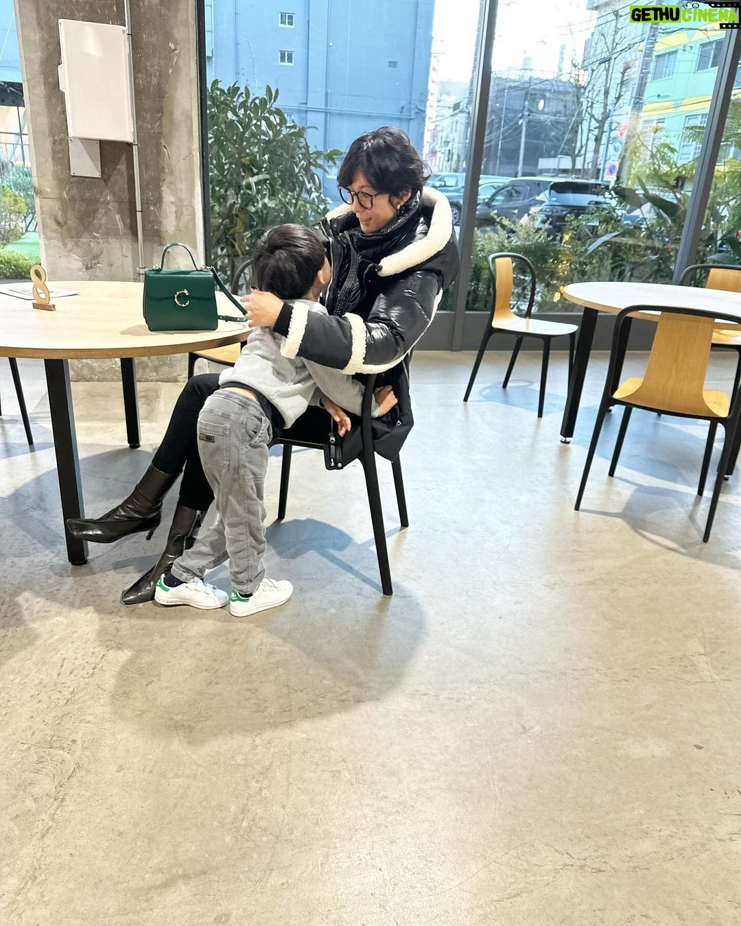 Maki Tamaru Instagram - @tomo_koizumi さんの作品に会いに♡ YUKIKOMIZUTANI ギャラリーへ。 とても美しくて、迫力のある 素晴らしい作品に囲まれて 恐竜兄弟も、大興奮! 目をキラキラさせて、指を差しながら一生懸命 おのおの感想を話す恐竜たち🦕🦖。 家族で貴重な時間を過ごさせていただきました。🙏 YUKIKOMIZUTANIで2023年12月9日(土)から2024年2月10日(土)まで、TOMO KOIZUMI自身初となるアート作品による個展、「Tomo Koizumi」を開催されています。 今回のお花選びは、相方さん担当 お花を活けながら ゆっくりと 季節の変化を感じる 日曜日の朝、朝食の片付けをおえて ☕️とラジオをお供に 夕食の準備 ラタトゥイユをぐつぐつ。 今日は、兄🦕は🤺 私は次男🦖と電車🚃で新宿までお出かけ^ - ^ 大好きな週末は いつもより時間が経つのが早い。 特に朝ご飯とお昼ご飯の隙間が めちゃくちゃ短く感じます💦 (朝ご飯が終わって、朝ご飯の片付けが終わったと思ったら、お昼ご飯がやってくる的な( ゚д゚))