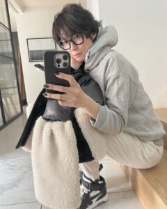 Maki Tamaru Instagram - ご質問いただいておりました フーディーの下に着ているものは 薄手のダウンベストです。 子供の送り迎えや　🚗💨 自転車に乗る時　🚲 または、子供の習い事などの待ち時間時など じわっと冷えるシーンの時には ダウンベストを　トレーナー、またはフーディーの 中に仕込んで防寒しています。 フードをだすと首元の防寒にもなって 便利です。 ダウンベストは フーディーと色合わせをしながら グレー系だとカジュアルに仕上がり、ネイビーは 少し上品に ブラックなどの落ち着いた色だと 大人っぽく仕上がります。 首元がわかるように、写真を撮ろうと 頑張ってみました かなり試行錯誤な感じの表情になってますが🙏 ひんやり寒い今日のホワイトスウェットパンツは 内側があったか仕上げの UNIQLO アイテムです #防寒 #ダウンベスト着こなし #冬コーデ さて！次男🦖をお迎えにいこう💪 今日の東京はめちゃめちゃ寒いです🥶 皆様もあたたかくして お過ごしくださいね🙏