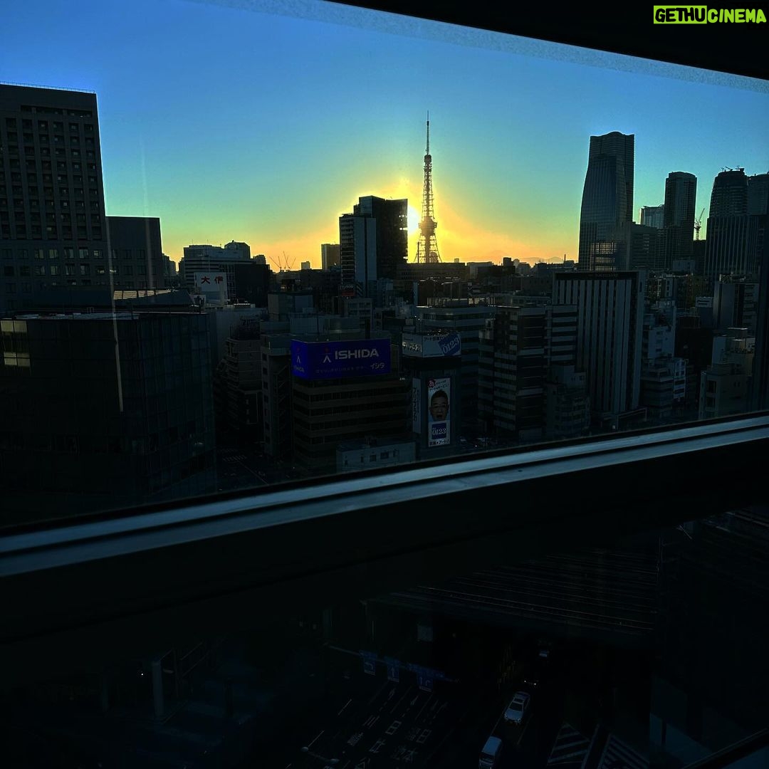 Maki Tamaru Instagram - 汐留日テレエレベーター🛗で たてに動きながら 景色が変わりつつ 🗼タワーが拝めるこの景色が 好き。 昨日、収録後からは 1つのプロジェクトが落ち着き チームのみんなで ありがとう、とお疲れ様でした、と これからもよろしくお願いいたしますの食事会へ。 忘年会も新年会もしていなかったので 一度に忘年会と新年会をしたような そんな感覚の宴。 相変わらず 関西濃度が強めな私たちのチーム 最近、東京に住んでいる子供たちも 相方さんまで 私の影響で がっつりの大阪弁😹です^ - ^ 久しぶりにお邪魔した @bisboccia_staff やっぱり最高 夜遅くまですみませんでした💦 楽しく、美味しい時間をありがとうございます🙏