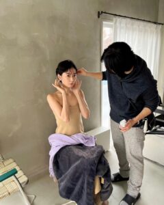 Maki Tamaru Instagram - 月曜日 今日はブラウンスタイルで。 今日の撮影は 少し新鮮な雰囲気♡ 佐藤さんが、能登から東京に戻ってきました。 すぐに新しいプロジェクトのため また東京を離れるとのことで ねぎさんと その新しいプロジェクトの お手伝い。 久しぶりの銀座の街は 外国のお客様が たくさんで、とても賑わっておりました。