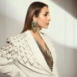 Malaika Arora Instagram - Sporty spice ………::::Outfit by : @rohitgandhirahulkhanna x @reebokindia Earrings by : @khannajewellerskj Styled by : @manekaharisinghani with @chintan_shah08 Makeup by : @meghnabutanihairandmakeup Hair by : @souravv_roy_ Managed by : @Naureen.abdullah 📷 @gohil_jeet . . . . . #jhalakdikhlaja #jhalakdikhlajaonsonytv
