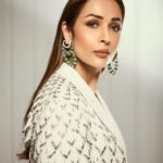 Malaika Arora Instagram - Sporty spice ………::::Outfit by : @rohitgandhirahulkhanna x @reebokindia Earrings by : @khannajewellerskj Styled by : @manekaharisinghani with @chintan_shah08 Makeup by : @meghnabutanihairandmakeup Hair by : @souravv_roy_ Managed by : @Naureen.abdullah 📷 @gohil_jeet . . . . . #jhalakdikhlaja #jhalakdikhlajaonsonytv