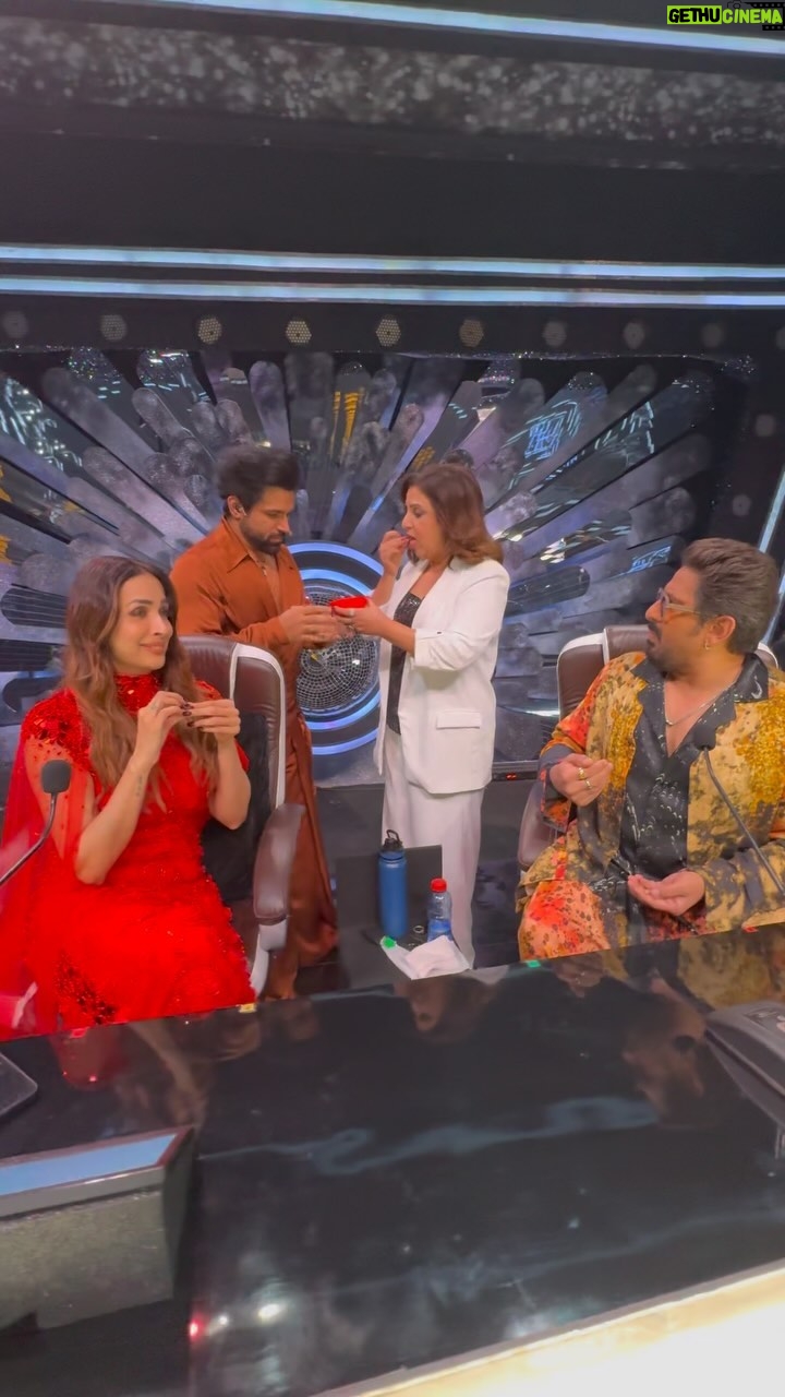 Malaika Arora Instagram - The #jhalakdikhlajaa reel u didn’t know you wanted 😂 #bts #peanuts @sonytvofficial @malaikaaroraofficial @arshad_warsi @rithvik_d