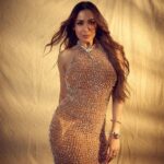 Malaika Arora Instagram - DIWALI DHAMAKA✨✨✨✨✨✨✨✨✨✨✨✨✨✨Outfit by : @itrhofficial Jewellery by : @jeweleravi Styled by : @manekaharisinghani with @chintan_shah08 Makeup by : @meghnabutanihairandmakeup Hair by : @souravv_roy_ Managed by : @Naureen.abdullah 📷 @gohil_jeet . . . . . #jhalakdikhlaja #jhalakdikhlajaonsonytv