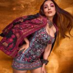 Malaika Arora Instagram - Wat you lookin at ………………Outfit by : @anitadongre Jewellery by : @apalabysumitofficial Styled by : @manekaharisinghani with @chintan_shah08 Makeup by : @meghnabutanihairandmakeup Hair by : @souravv_roy_ Managed by : @Naureen.abdullah 📷 @tejasnerurkarr . . . #jhalakdikhlaja #jhalakdikhlajaonsonytv