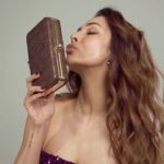 Malaika Arora Instagram - @malaikaaroraofficial adds a touch of glamour to every celebration with Caprese Festive Clutches! Explore this curated collection, styled for festive opulence. From her hands to yours, step into the party season with true fashionista flair. Indulge in our exclusive festive clutches by Caprese! OFFER ALERT: Shop Caprese Bags worth Rs. 3999 and get a FREE movie voucher worth Rs. 600. #Caprese #CapreseGirl #TheFestiveEdit #FestiveVibes #EleganceUnleashed #CapreseClutches #FestiveFashion #PartySeason #CapreseGlam #Clutches