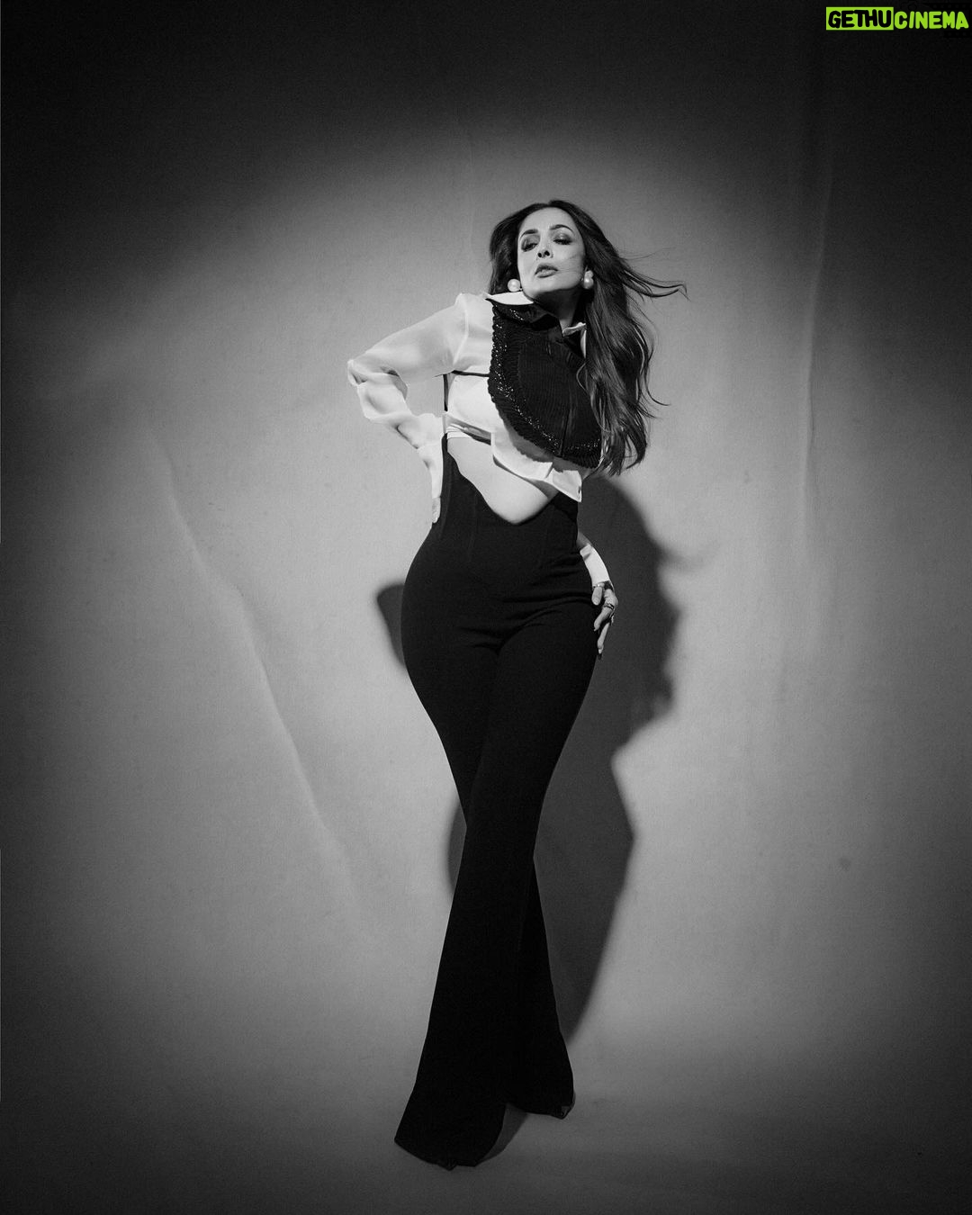 Malaika Arora Instagram - Black n white or colour ….. take ur pick ………………..Outfit by : @pankajandnidhi Styled by : @manekaharisinghani with @chintan_shah08 Makeup by : @meghnabutanihairandmakeup Hair by : @souravv_roy_ Managed by : @Naureen.abdullah 📷 @gohil_jeet . . #jhalakdikhlaja #jhalakdikhlajaonsonytv