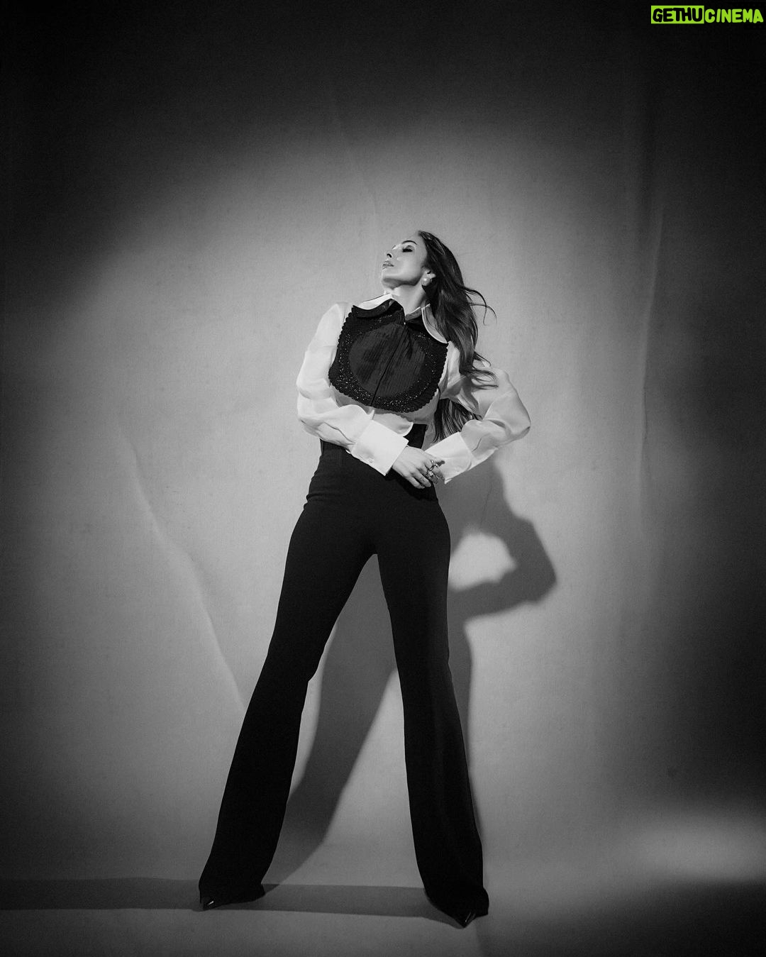 Malaika Arora Instagram - Black n white or colour ….. take ur pick ………………..Outfit by : @pankajandnidhi Styled by : @manekaharisinghani with @chintan_shah08 Makeup by : @meghnabutanihairandmakeup Hair by : @souravv_roy_ Managed by : @Naureen.abdullah 📷 @gohil_jeet . . #jhalakdikhlaja #jhalakdikhlajaonsonytv