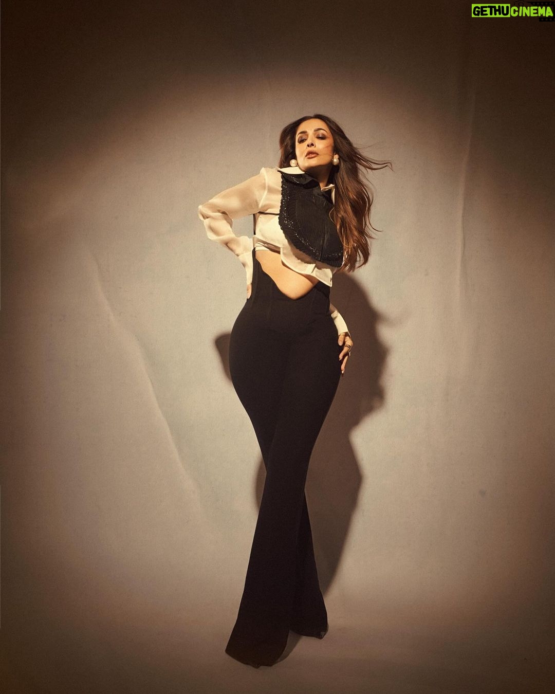 Malaika Arora Instagram - Black n white or colour ….. take ur pick ………………..Outfit by : @pankajandnidhi Styled by : @manekaharisinghani with @chintan_shah08 Makeup by : @meghnabutanihairandmakeup Hair by : @souravv_roy_ Managed by : @Naureen.abdullah 📷 @gohil_jeet . . #jhalakdikhlaja #jhalakdikhlajaonsonytv