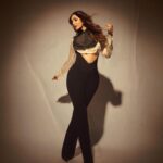 Malaika Arora Instagram – Black n white or colour ….. take ur pick ………………..Outfit by : @pankajandnidhi 
Styled by : @manekaharisinghani with @chintan_shah08 
Makeup by : @meghnabutanihairandmakeup
Hair by : @souravv_roy_
Managed by : @Naureen.abdullah
📷 @gohil_jeet
.
.
#jhalakdikhlaja #jhalakdikhlajaonsonytv