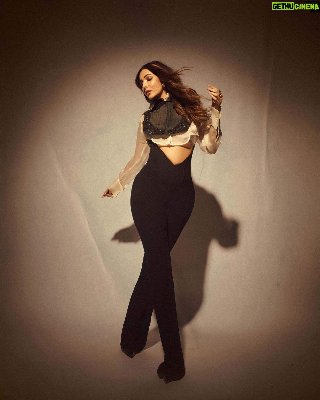 Malaika Arora Instagram - Black n white or colour ….. take ur pick ………………..Outfit by : @pankajandnidhi Styled by : @manekaharisinghani with @chintan_shah08 Makeup by : @meghnabutanihairandmakeup Hair by : @souravv_roy_ Managed by : @Naureen.abdullah 📷 @gohil_jeet . . #jhalakdikhlaja #jhalakdikhlajaonsonytv
