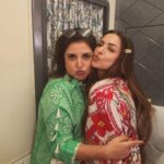 Malaika Arora Instagram - Happy birthday my kameeni @farahkhankunder …. Have a rocking year just like that fake pink rocking horse …. Love ya ( thank u for the food n the laughs the gups❤️)… didn’t wanna waste these fab pics on a story 😂