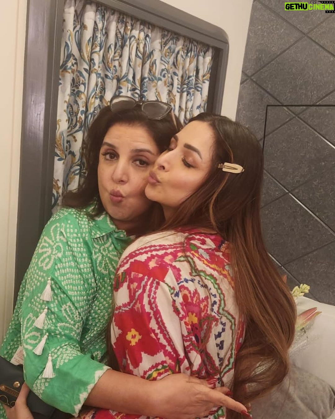 Malaika Arora Instagram - Happy birthday my kameeni @farahkhankunder …. Have a rocking year just like that fake pink rocking horse …. Love ya ( thank u for the food n the laughs the gups❤️)… didn’t wanna waste these fab pics on a story 😂
