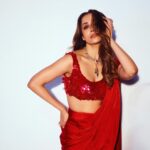 Malaika Arora Instagram – ‘Tis the season 🍒🍓🍎❣️🧣💃👠🫕. Saree by : @431_88 
Neckpiece by : @khannajewellerskj 
Rings by : @farahkhanworld
Styled by : @manekaharisinghani with @chintan_shah08 
Makeup by : @meghnabutanihairandmakeup
Hair by : @souravv_roy_
Managed by : @Naureen.abdullah
📷 @tejasnerurkarr
.
.
.
.
.#jhalakdikhlaja #jhalakdikhlajaonsonytv