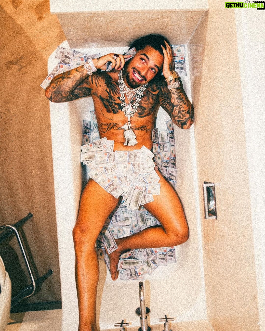 Maluma Instagram - Brilla o no brilla el “BLING BLING”💎…?