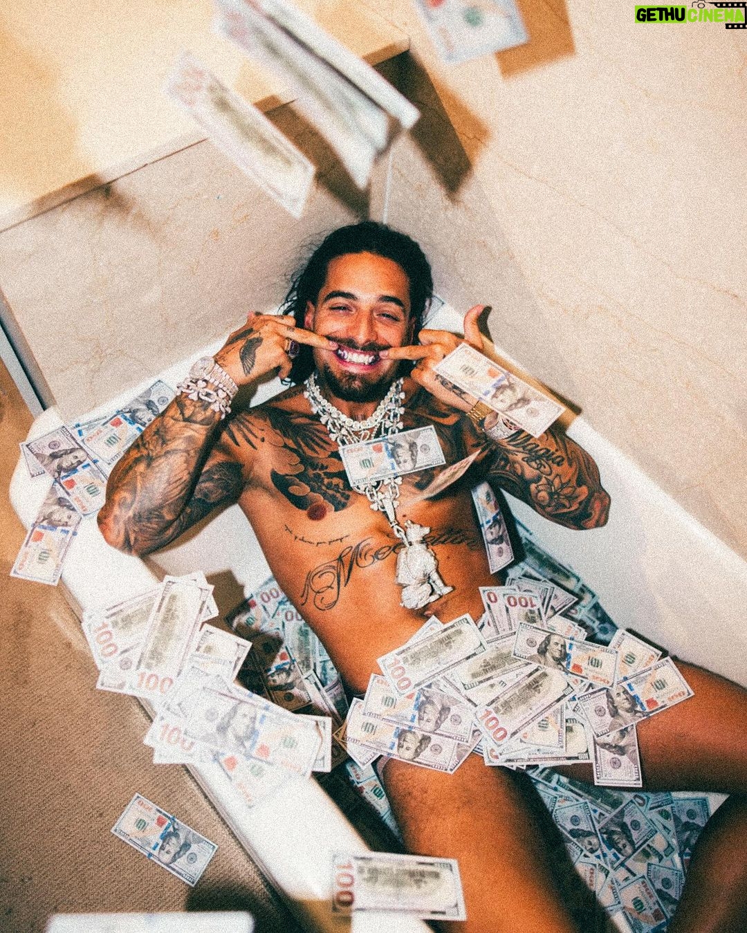 Maluma Instagram - Brilla o no brilla el “BLING BLING”💎…?