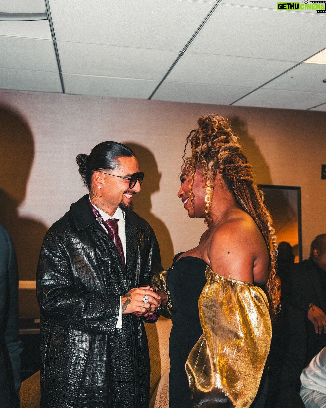 Maluma Instagram - Una mas para la cultura!!! 🇨🇴🇨🇴 Thank you @clivejdavis for a wonderful night!!!