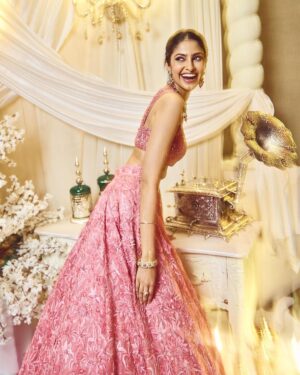 Manasa Varanasi Instagram - For @teach_for_change with Shaadi by Marriott 
Presented by @theantoraofficial
Powered by @ftvsalon.banjarahills.hyd
Co powered by @argentumartshyderabad
Outfits: @varunchakkilam
Jewellery:  @hiyajewellers 
Footwear: @rapport_shoes
Makeup: @emraanartistry
Styled by @officialanahita
Photography: @shreyansdungarwal 

Co hosted by @westinhyderabad 
Sponsored by @aryanajevents
Ground Transport: @mercedesbenzsilverstar
Decor: @minttusarna

#teachforchange2023 #shaadibymarriott