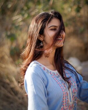 Manasa Varanasi Instagram - Just simple days. Simple days of laughing lots, breathing deep, loving learning and gratitude ☀️

📷 @kilaruness 

#sun