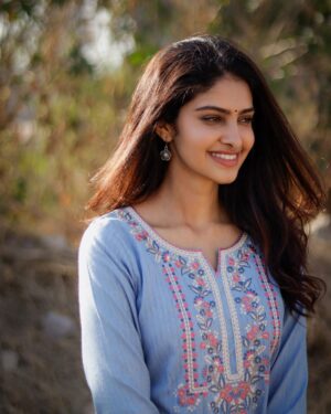 Manasa Varanasi Instagram - Just simple days. Simple days of laughing lots, breathing deep, loving learning and gratitude ☀️

📷 @kilaruness 

#sun