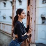Manasa Varanasi Instagram - Beautiful rusty balcony in town. The character in these old buildings is so delightful <3 📷 @bharat_rawail Styling @stylistshikhar #balcony