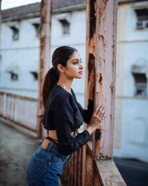 Manasa Varanasi Instagram - Beautiful rusty balcony in town. The character in these old buildings is so delightful <3

📷 @bharat_rawail 
Styling @stylistshikhar 

#balcony