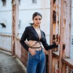 Manasa Varanasi Instagram - Beautiful rusty balcony in town. The character in these old buildings is so delightful <3 📷 @bharat_rawail Styling @stylistshikhar #balcony