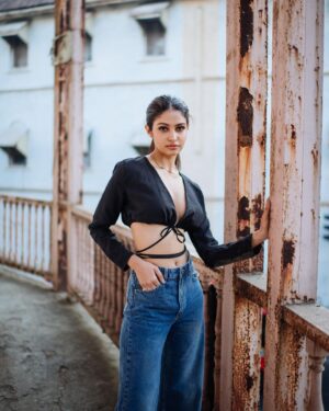 Manasa Varanasi Instagram - Beautiful rusty balcony in town. The character in these old buildings is so delightful <3

📷 @bharat_rawail 
Styling @stylistshikhar 

#balcony