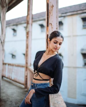 Manasa Varanasi Instagram - Beautiful rusty balcony in town. The character in these old buildings is so delightful <3

📷 @bharat_rawail 
Styling @stylistshikhar 

#balcony