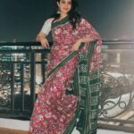 Manasa Varanasi Instagram - When you come back home from a long day and maa’s like I can’t believe you didn’t click a single picture, go stand in the balcony 🥹 Also, it’s national handloom day! Wearing this beautiful double ikat saree. Forever in awe of the weaver’s craftsmanship 🤍 #handloom #ikat