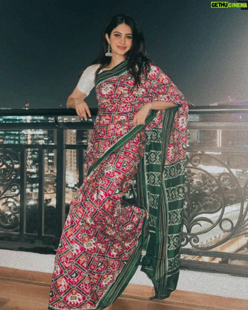 Manasa Varanasi Instagram - When you come back home from a long day and maa’s like I can’t believe you didn’t click a single picture, go stand in the balcony 🥹 Also, it’s national handloom day! Wearing this beautiful double ikat saree. Forever in awe of the weaver’s craftsmanship 🤍 #handloom #ikat