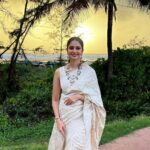 Manasa Varanasi Instagram – At my best friend’s wedding, blessed under the most incredible sky, wrapped in warm light, celebrating your special moment @ngollapalli 😘

Wearing jewellery by @sheetalzaveribyvithaldas 🤍
Styled by @praptigarg 

#sunset #wedding Goa