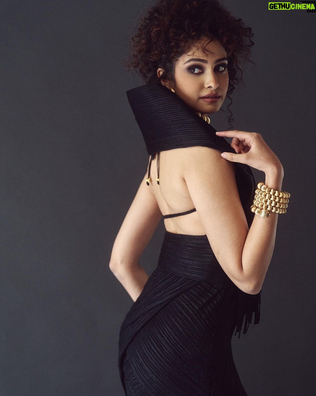 Manasa Varanasi Instagram - Curl lab chronicles ➿ Wearing @abhisheksharmastudio Accessories @amamajewels Styled by @keerthysampath 📸 @ishan.n.giri MUA @yalabo_makeup Hair styling @swethareddy.mandadi #stylescience