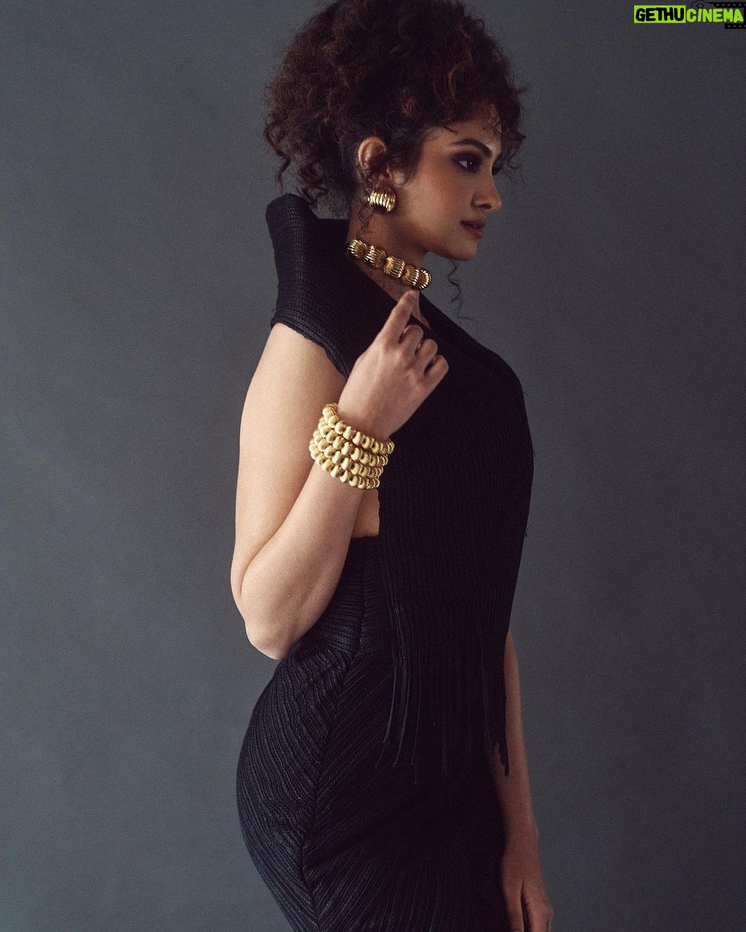Manasa Varanasi Instagram - Curl lab chronicles ➿ Wearing @abhisheksharmastudio Accessories @amamajewels Styled by @keerthysampath 📸 @ishan.n.giri MUA @yalabo_makeup Hair styling @swethareddy.mandadi #stylescience