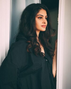 Manasa Varanasi Instagram - The Balcony Mix ☀️

📸 with @pranav.foto 

#balcony #portrait