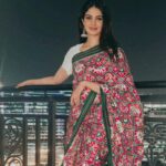 Manasa Varanasi Instagram - When you come back home from a long day and maa’s like I can’t believe you didn’t click a single picture, go stand in the balcony 🥹 Also, it’s national handloom day! Wearing this beautiful double ikat saree. Forever in awe of the weaver’s craftsmanship 🤍 #handloom #ikat