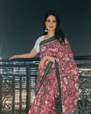 Manasa Varanasi Instagram - When you come back home from a long day and maa’s like I can’t believe you didn’t click a single picture, go stand in the balcony 🥹 

Also, it’s national handloom day! Wearing this beautiful double ikat saree. Forever in awe of the weaver’s craftsmanship 🤍

#handloom #ikat