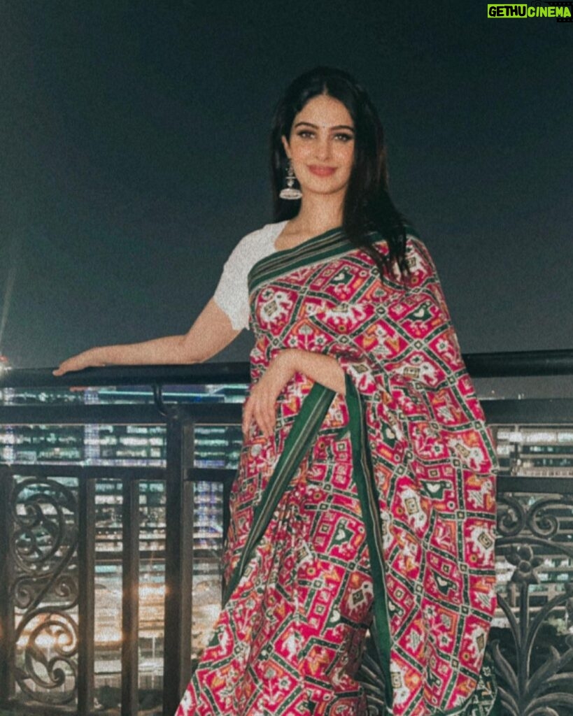 Manasa Varanasi Instagram - When you come back home from a long day and maa’s like I can’t believe you didn’t click a single picture, go stand in the balcony 🥹 Also, it’s national handloom day! Wearing this beautiful double ikat saree. Forever in awe of the weaver’s craftsmanship 🤍 #handloom #ikat