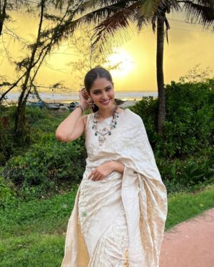 Manasa Varanasi Instagram - At my best friend’s wedding, blessed under the most incredible sky, wrapped in warm light, celebrating your special moment @ngollapalli 😘

Wearing jewellery by @sheetalzaveribyvithaldas 🤍
Styled by @praptigarg 

#sunset #wedding